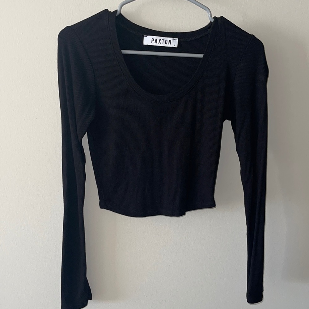 PAXTON - S. Black fitted scooped neck